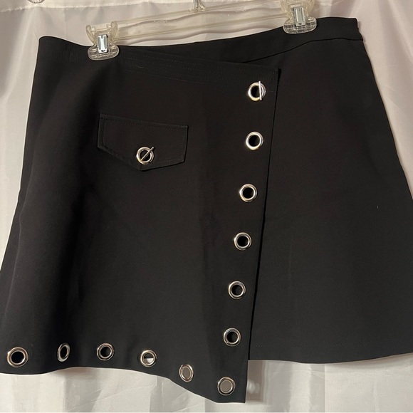 Black skirt. Super cute. waist and length (back of waist to back hem) 17” - Picture 1 of 4